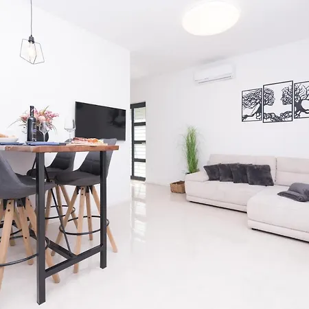 Inviting 2-Bed Apartment In Podstrana *