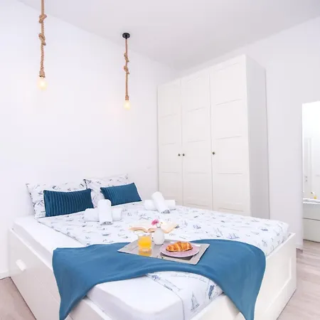 Apartment Inviting 2-Bed Apartment In Podstrana